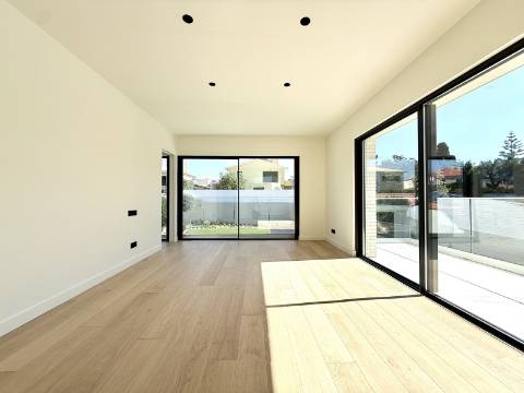 Moradia T4 de Arquitetura Contemporânea com Piscina e Jardim em Birre, Cascais