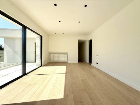 Moradia T4 de Arquitetura Contemporânea com Piscina e Jardim em Birre, Cascais