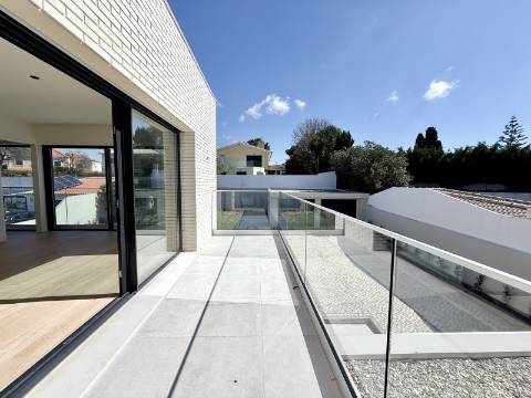 Moradia T4 de Arquitetura Contemporânea com Piscina e Jardim em Birre, Cascais