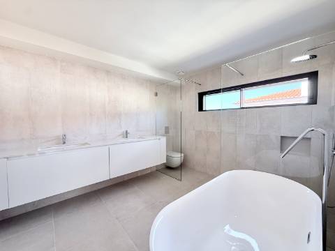 Moradia T4 de Arquitetura Contemporânea com Piscina e Jardim em Birre, Cascais