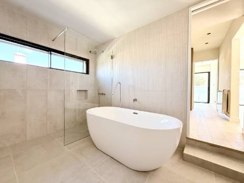 Moradia T4 de Arquitetura Contemporânea com Piscina e Jardim em Birre, Cascais