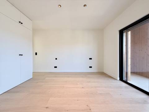 Moradia T4 de Arquitetura Contemporânea com Piscina e Jardim em Birre, Cascais