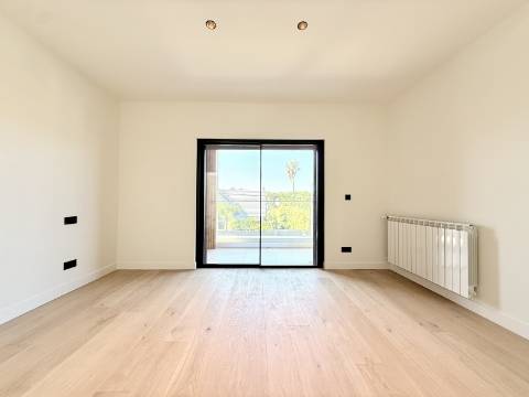 Moradia T4 de Arquitetura Contemporânea com Piscina e Jardim em Birre, Cascais