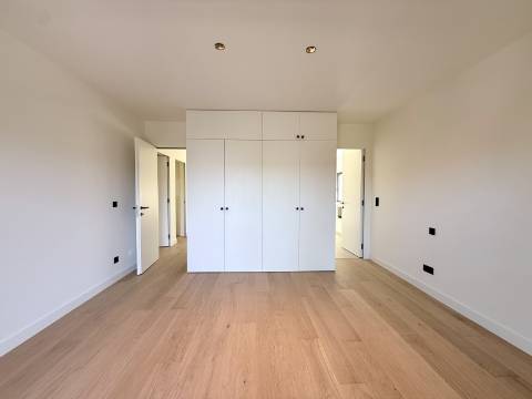 Moradia T4 de Arquitetura Contemporânea com Piscina e Jardim em Birre, Cascais