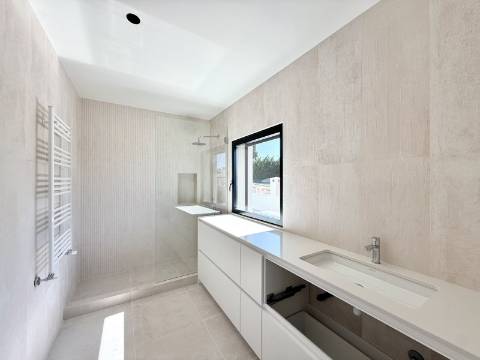 Moradia T4 de Arquitetura Contemporânea com Piscina e Jardim em Birre, Cascais