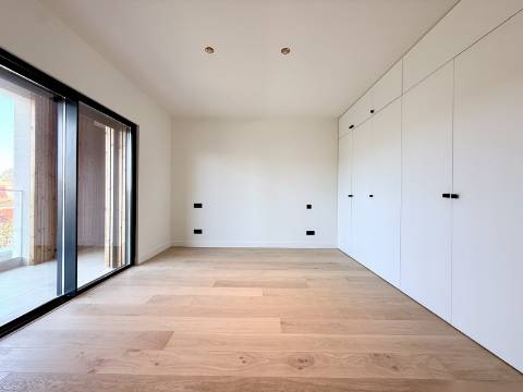 Moradia T4 de Arquitetura Contemporânea com Piscina e Jardim em Birre, Cascais