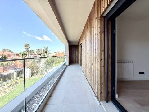Moradia T4 de Arquitetura Contemporânea com Piscina e Jardim em Birre, Cascais