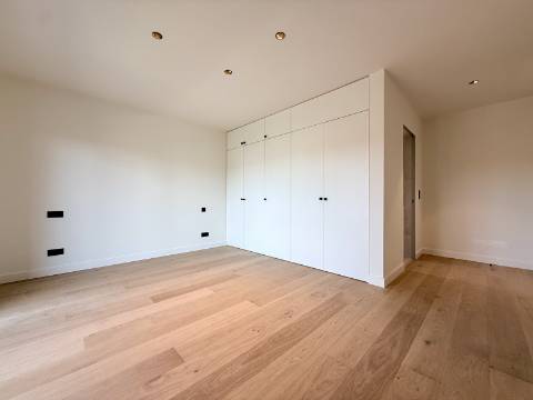 Moradia T4 de Arquitetura Contemporânea com Piscina e Jardim em Birre, Cascais