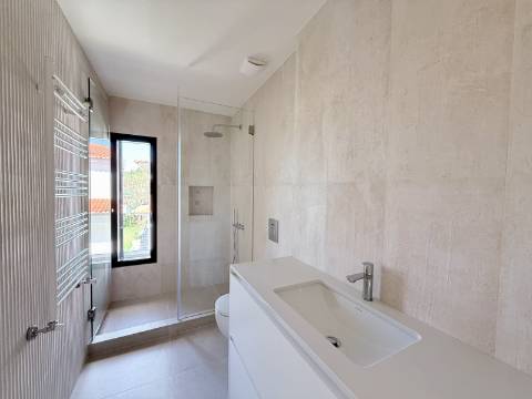 Moradia T4 de Arquitetura Contemporânea com Piscina e Jardim em Birre, Cascais