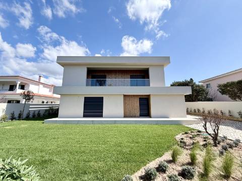 Moradia T4 de Arquitetura Contemporânea com Piscina e Jardim em Birre, Cascais