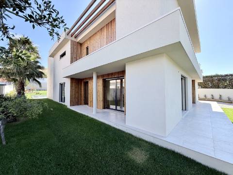 Moradia T4 de Arquitetura Contemporânea com Piscina e Jardim em Birre, Cascais