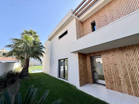 Moradia T4 de Arquitetura Contemporânea com Piscina e Jardim em Birre, Cascais