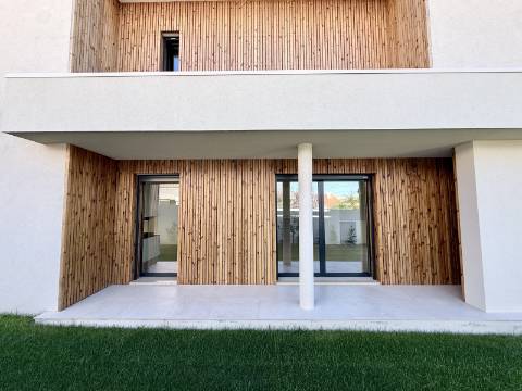 Moradia T4 de Arquitetura Contemporânea com Piscina e Jardim em Birre, Cascais