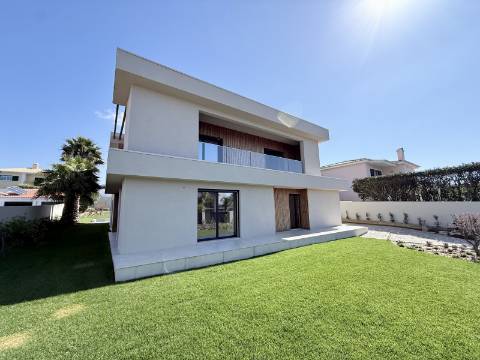 Moradia T4 de Arquitetura Contemporânea com Piscina e Jardim em Birre, Cascais