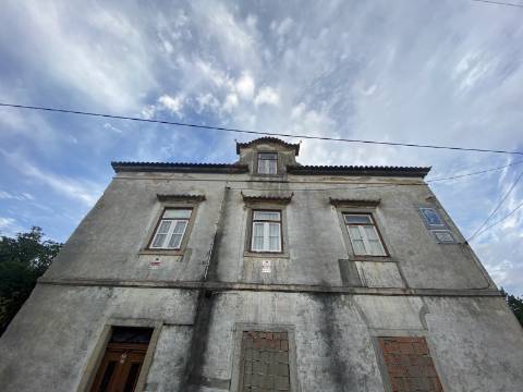 Chalet com vista mar no Estoril, tem projeto de arquitectura aprovado