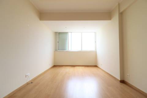 Apartamento T4 Remodelado na Pampilheira