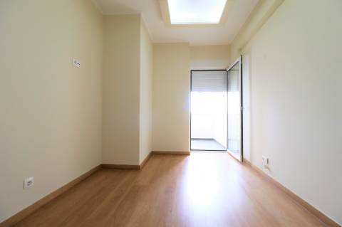 Apartamento T4 Remodelado na Pampilheira