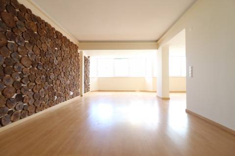 Apartamento T4 Remodelado na Pampilheira