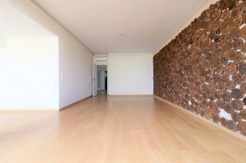Apartamento T4 Remodelado na Pampilheira