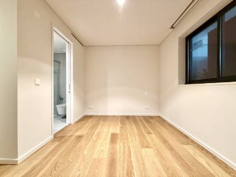 Apartamento T4 com jardim privativo de alto padrão no Estoril