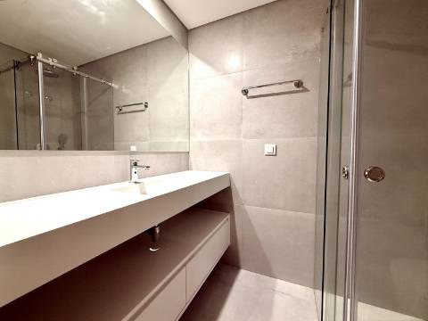 Apartamento T4 com jardim privativo de alto padrão no Estoril