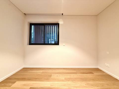 Apartamento T4 com jardim privativo de alto padrão no Estoril