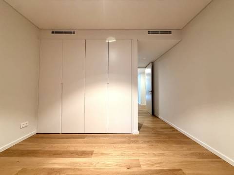 Apartamento T4 com jardim privativo de alto padrão no Estoril