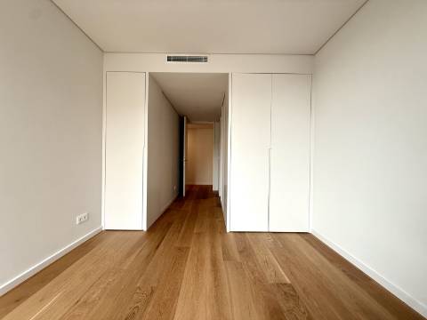 Apartamento T4 com jardim privativo de alto padrão no Estoril