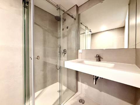 Apartamento T4 com jardim privativo de alto padrão no Estoril