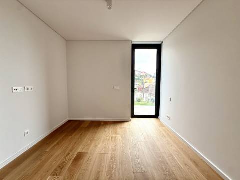 Apartamento T4 com jardim privativo de alto padrão no Estoril