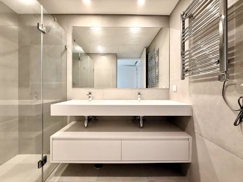 Apartamento T4 com jardim privativo de alto padrão no Estoril