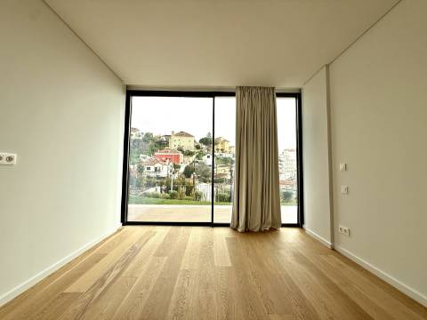 Apartamento T4 com jardim privativo de alto padrão no Estoril