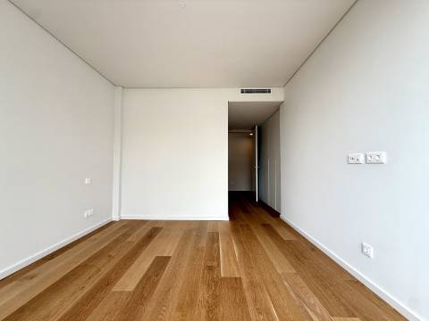 Apartamento T4 com jardim privativo de alto padrão no Estoril