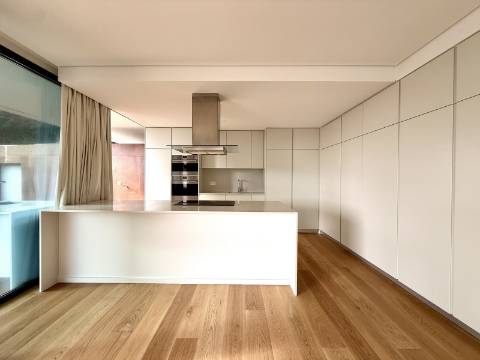 Apartamento T4 com jardim privativo de alto padrão no Estoril