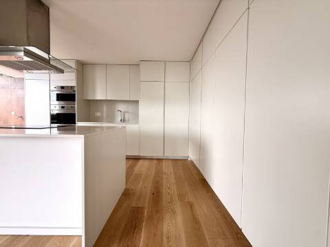 Apartamento T4 com jardim privativo de alto padrão no Estoril