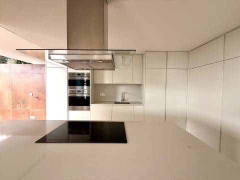 Apartamento T4 com jardim privativo de alto padrão no Estoril