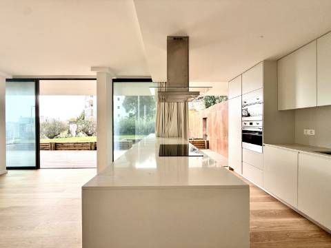 Apartamento T4 com jardim privativo de alto padrão no Estoril