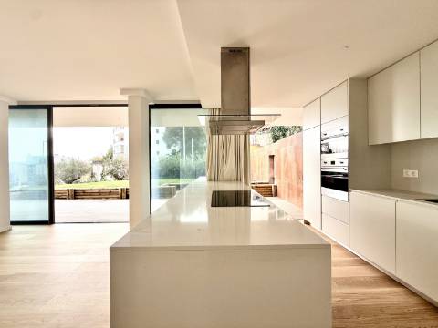 Apartamento T4 com jardim privativo de alto padrão no Estoril