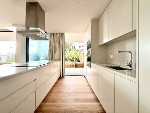 Apartamento T4 com jardim privativo de alto padrão no Estoril