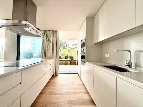Apartamento T4 com jardim privativo de alto padrão no Estoril