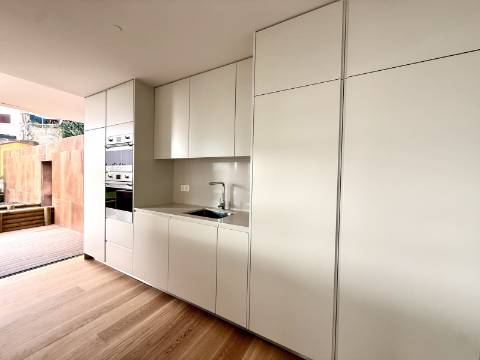 Apartamento T4 com jardim privativo de alto padrão no Estoril