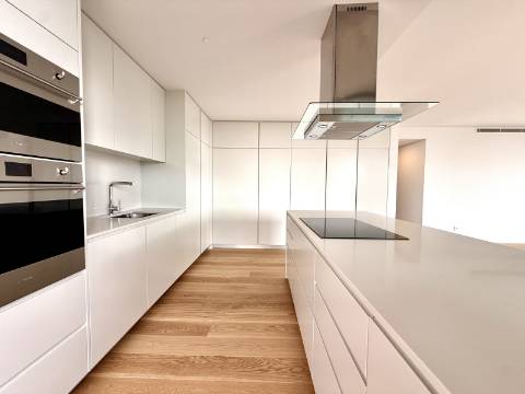 Apartamento T4 com jardim privativo de alto padrão no Estoril