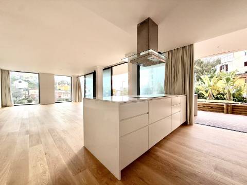 Apartamento T4 com jardim privativo de alto padrão no Estoril