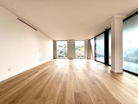 Apartamento T4 com jardim privativo de alto padrão no Estoril