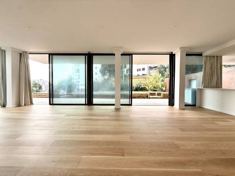 Apartamento T4 com jardim privativo de alto padrão no Estoril