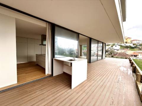 Apartamento T4 com jardim privativo de alto padrão no Estoril