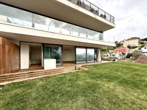 Apartamento T4 com jardim privativo de alto padrão no Estoril