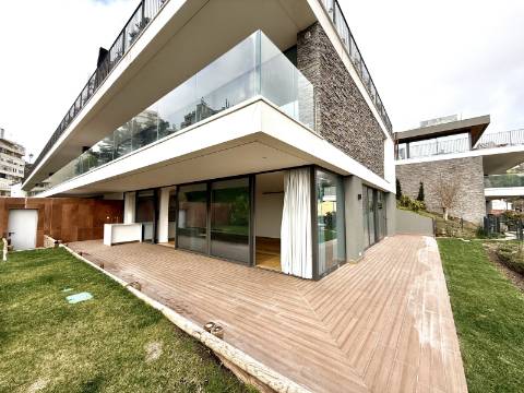 Apartamento T4 com jardim privativo de alto padrão no Estoril