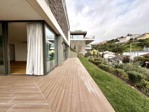 Apartamento T4 com jardim privativo de alto padrão no Estoril