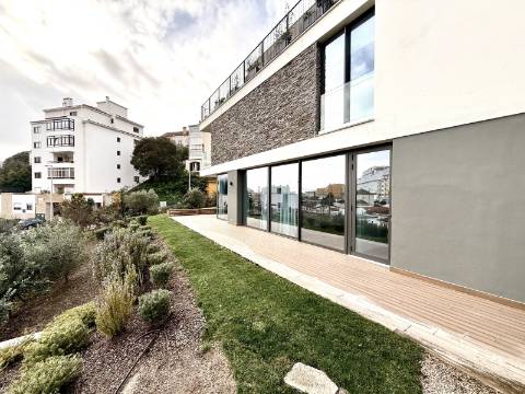 Apartamento T4 com jardim privativo de alto padrão no Estoril